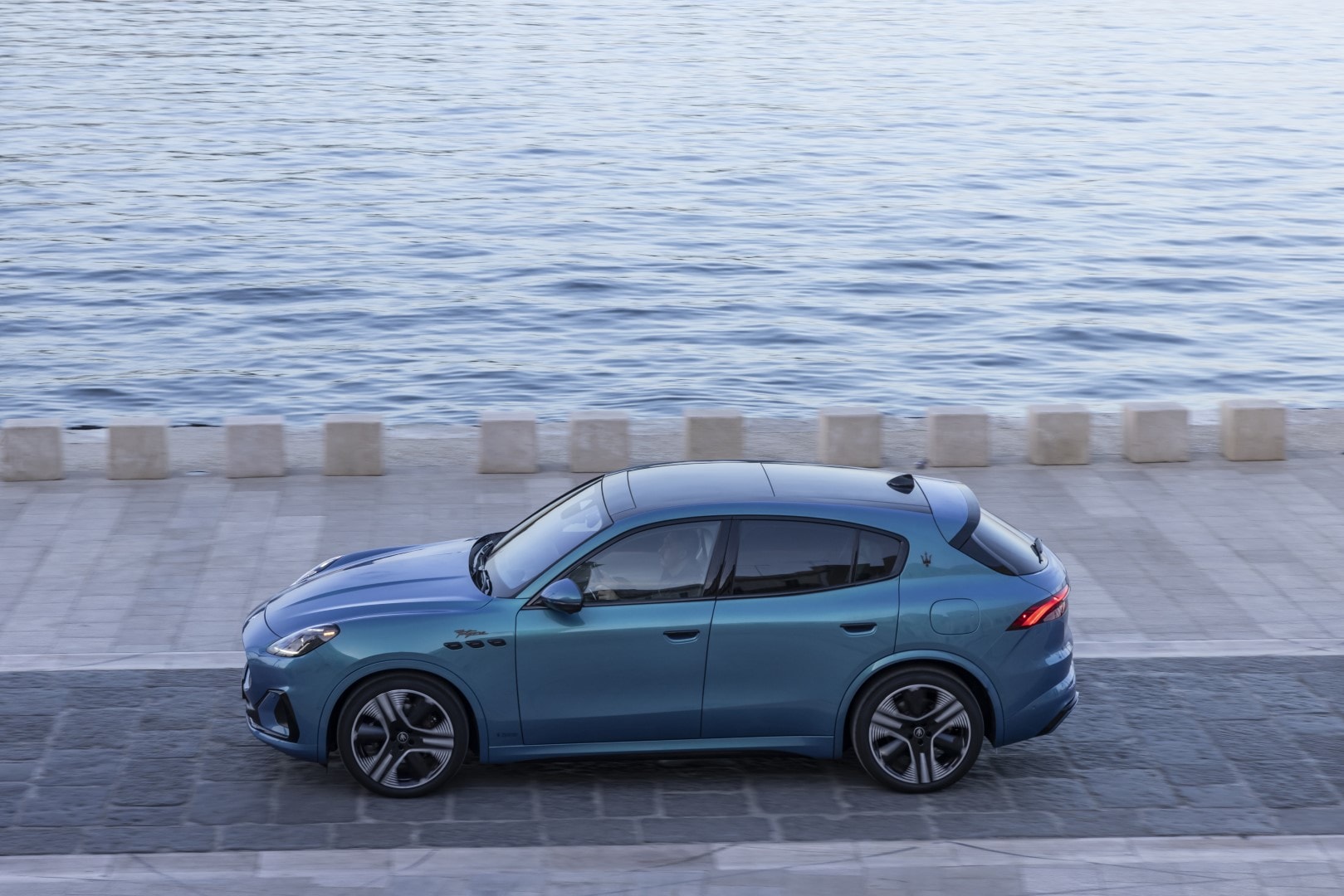 Maserati Grecale estacionado en la orilla, mostrando su perfil lateral.