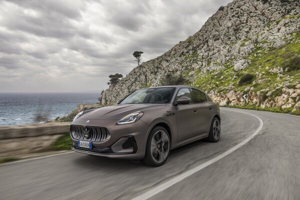 El Maserati Grecale en un entorno costero, mostrando su elegancia y dinamismo.