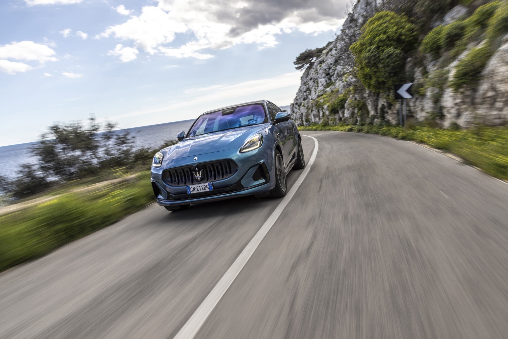 Maserati Grecale en acción, reflejo de su elegancia y potencia en carretera.