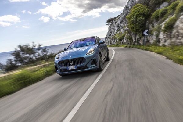Maserati Grecale en acción, reflejo de su elegancia y potencia en carretera. Maserati Grecale en acción, reflejo de su elegancia y potencia en carretera.