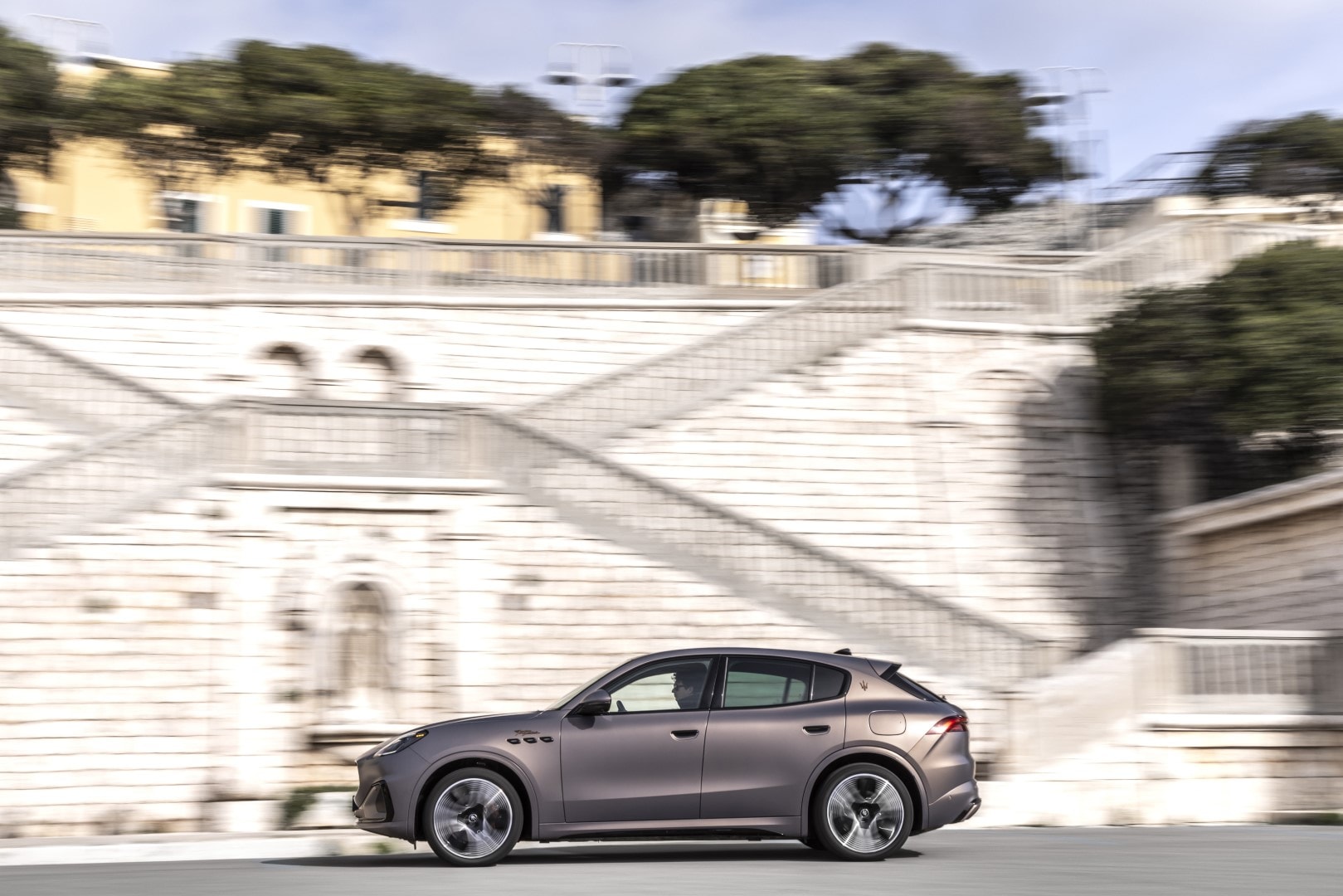 Maserati Grecale captado en movimiento, resaltando su perfil aerodinámico.