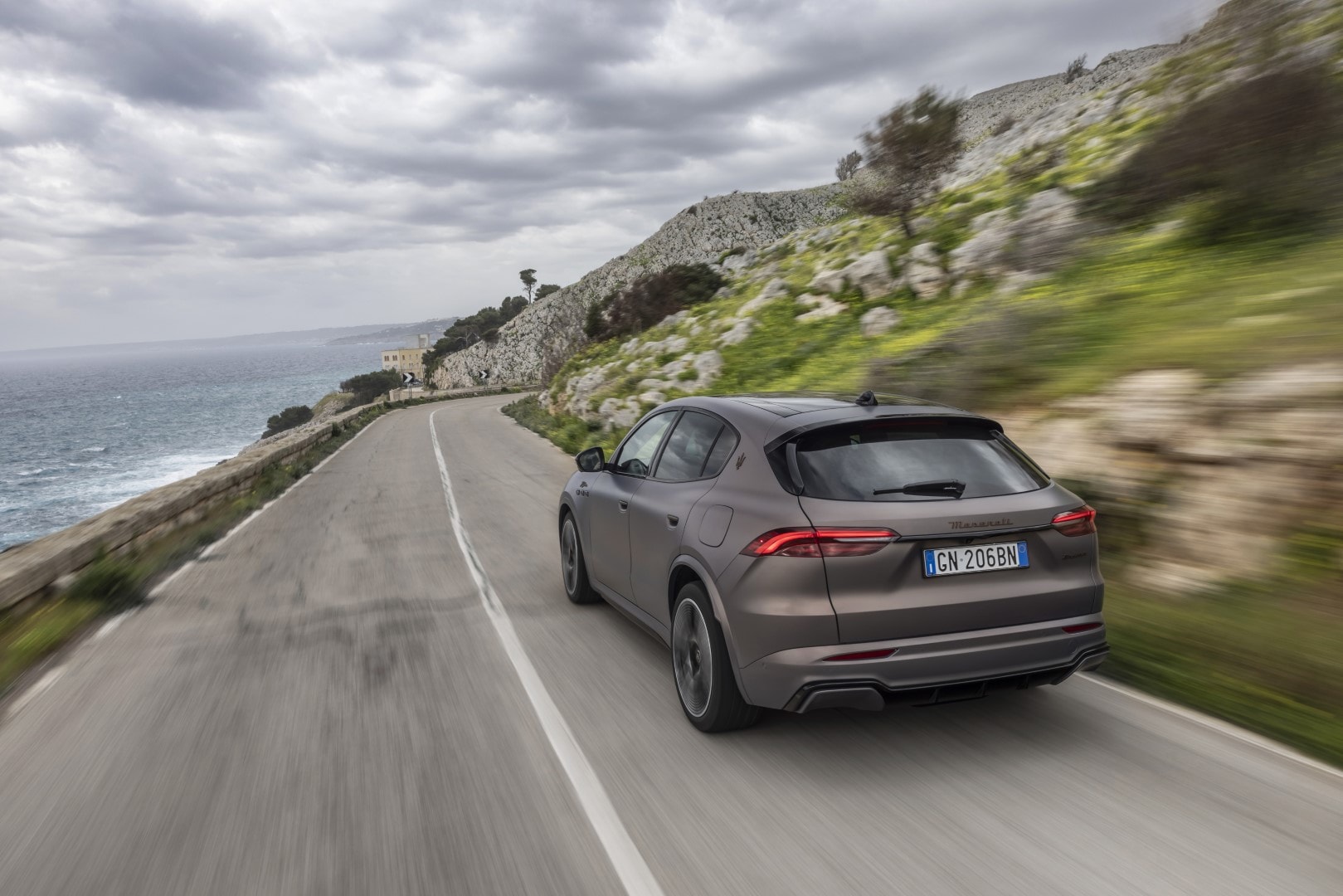 Vista trasera del Maserati Grecale en una carretera, mostrando su silueta y diseño.