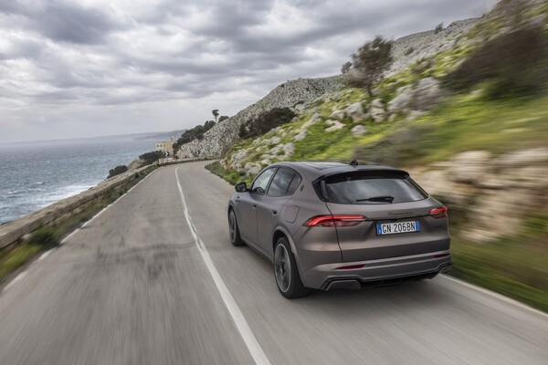 Vista trasera del Maserati Grecale en una carretera, mostrando su silueta y diseño. Vista trasera del Maserati Grecale en una carretera, mostrando su silueta y diseño.