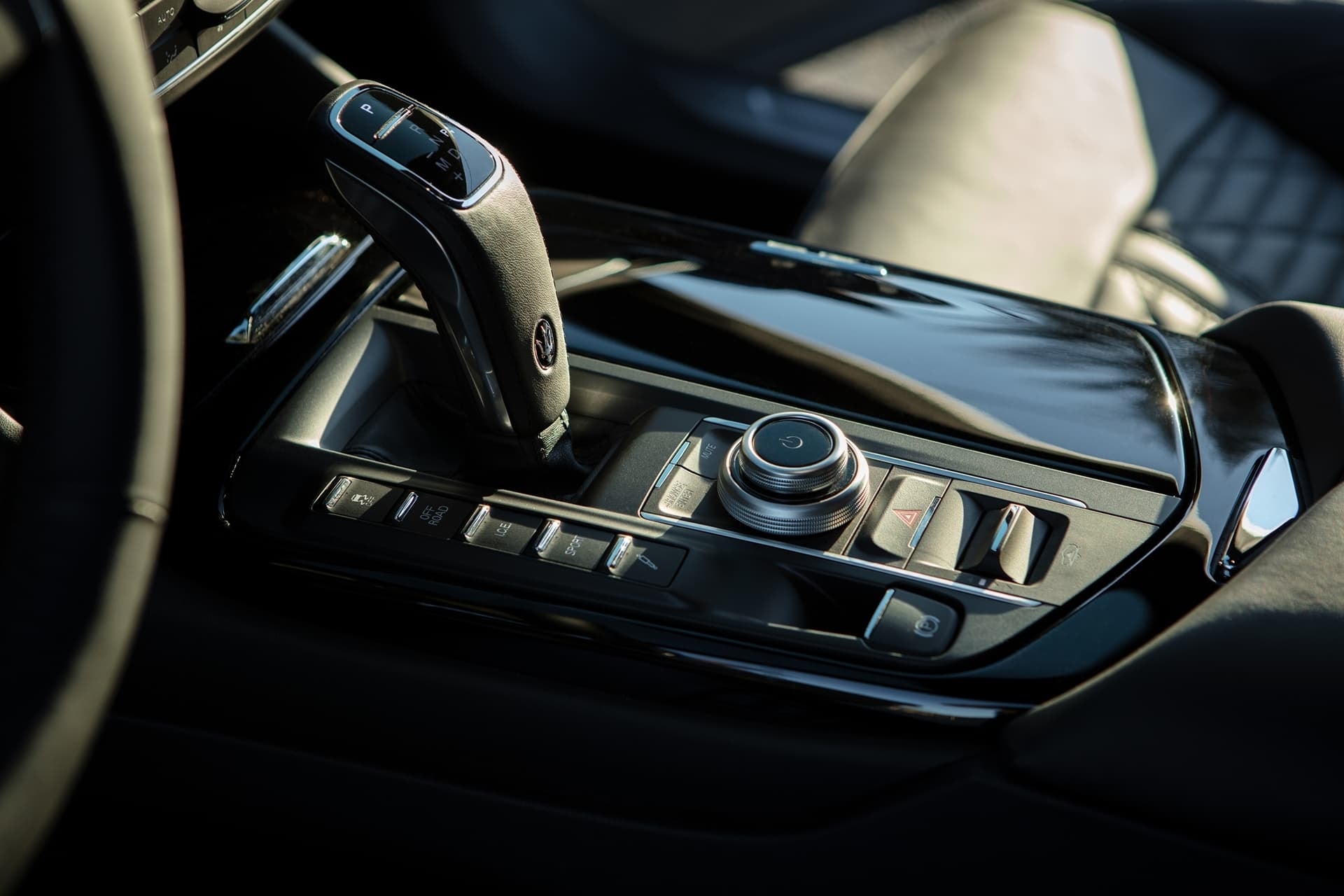 Consola central del Maserati Levante con enfoque en palanca de cambios.