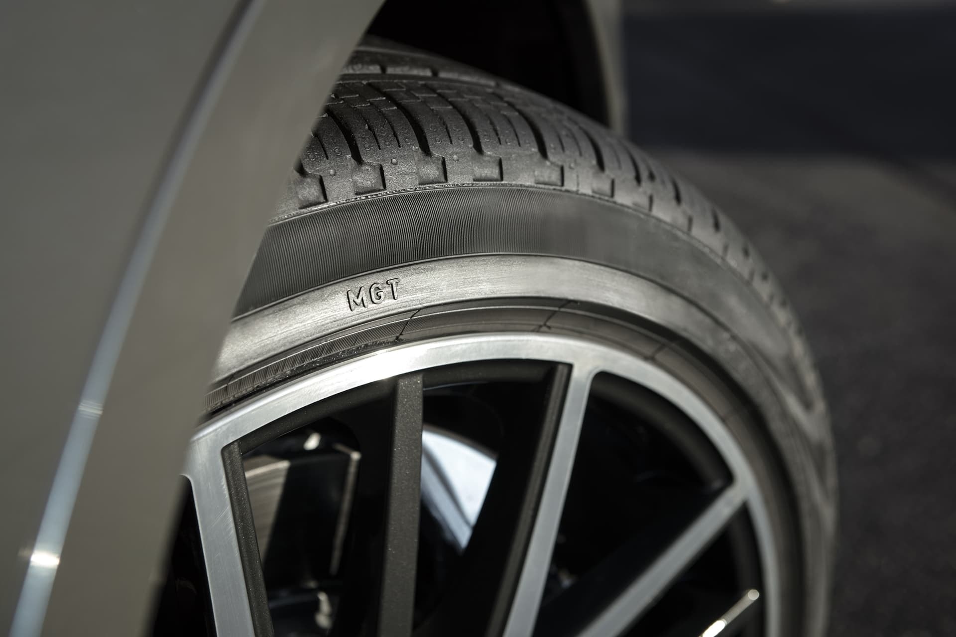 Rueda del Maserati Levante mostrando el diseño del neumático y llanta.