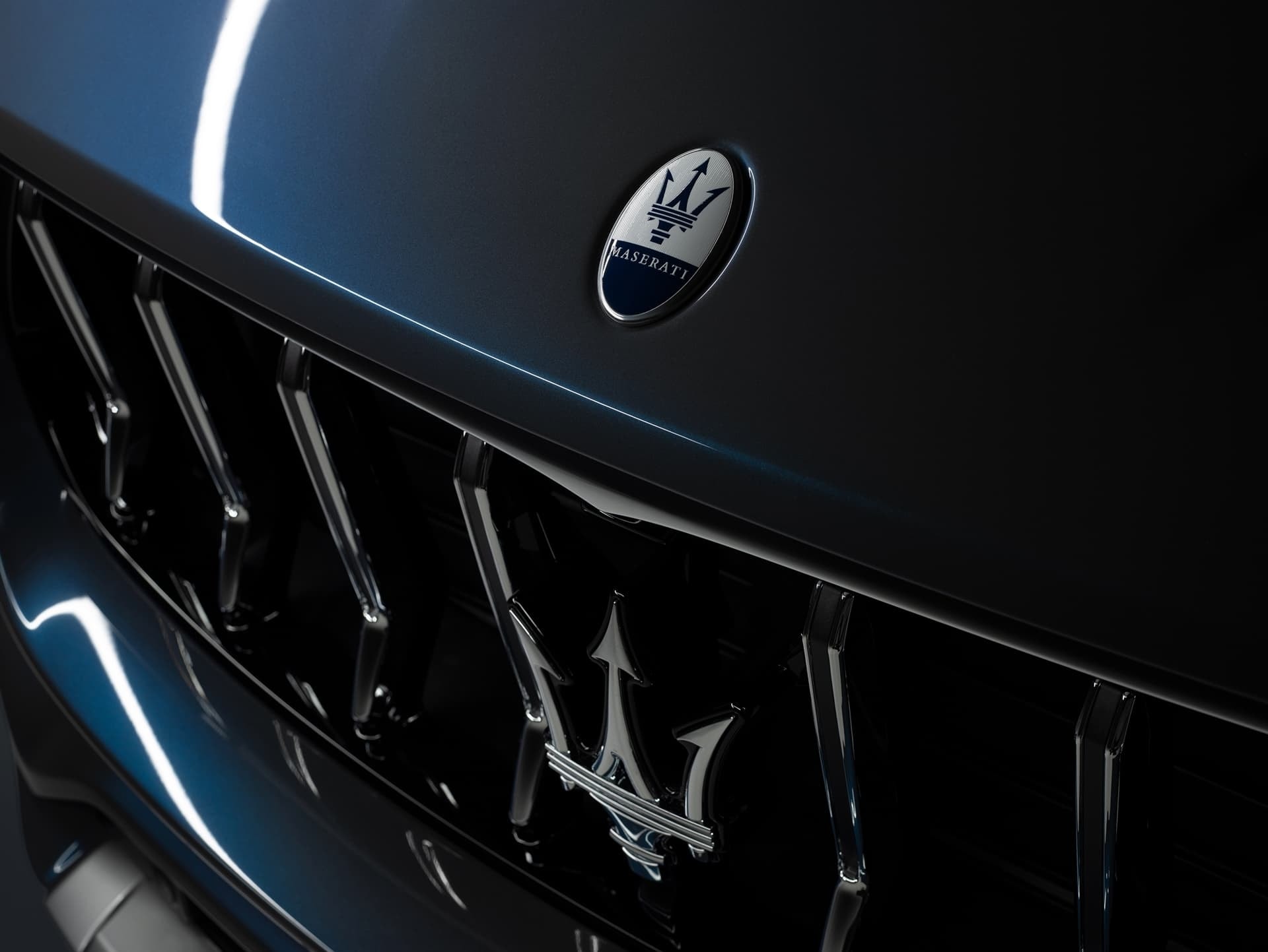 Emblema de Maserati en la parrilla, detalle icónico de la marca.