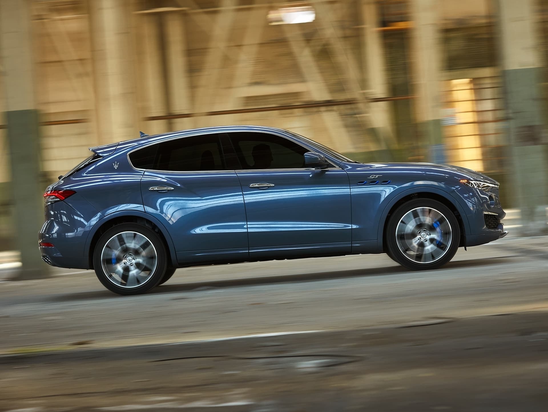 Perfil en movimiento del Maserati Levante, subrayando su aerodinámica y porte.