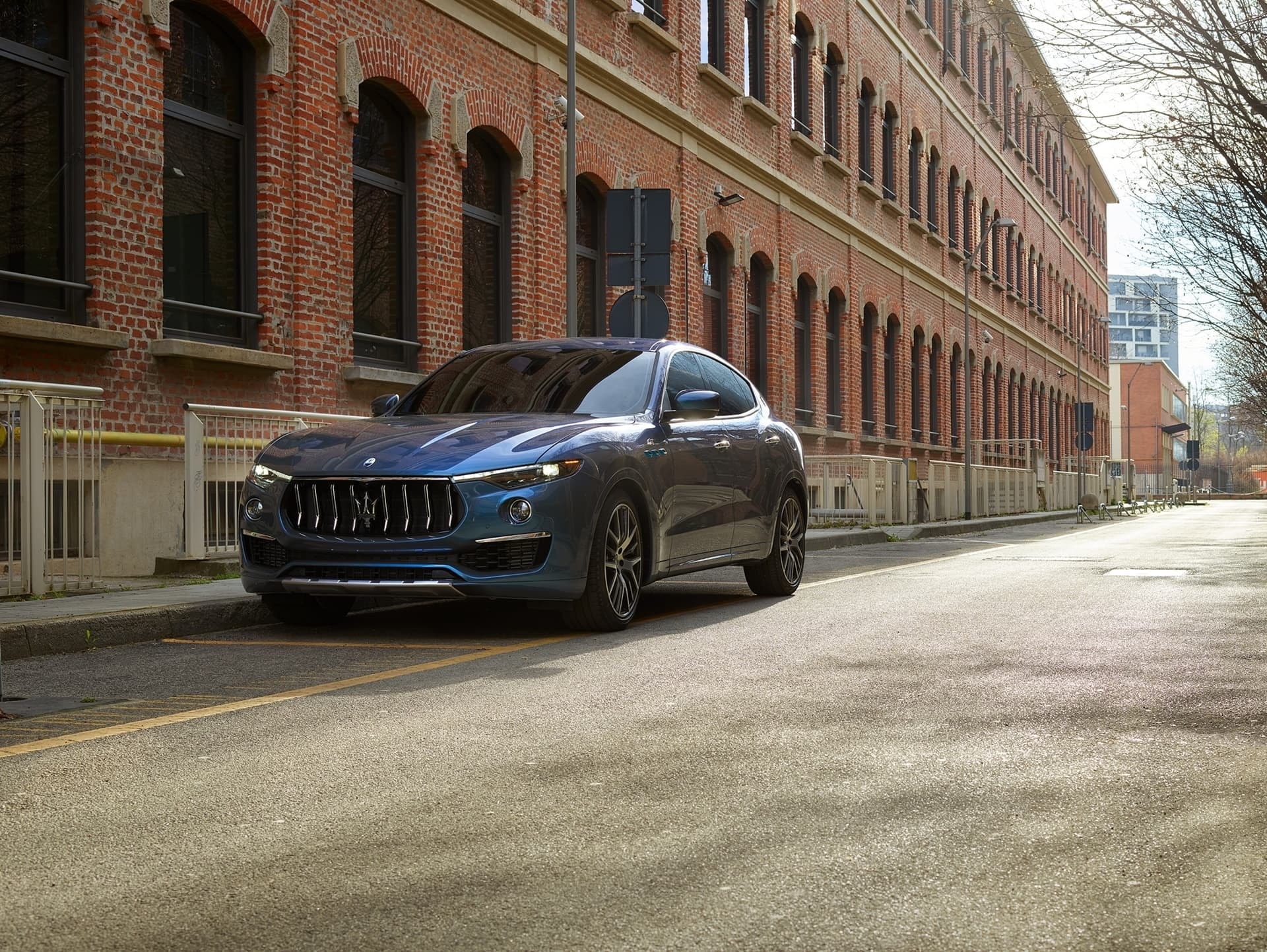 El Maserati Levante en un entorno urbano, demostrando su carácter citadino y sofisticado.