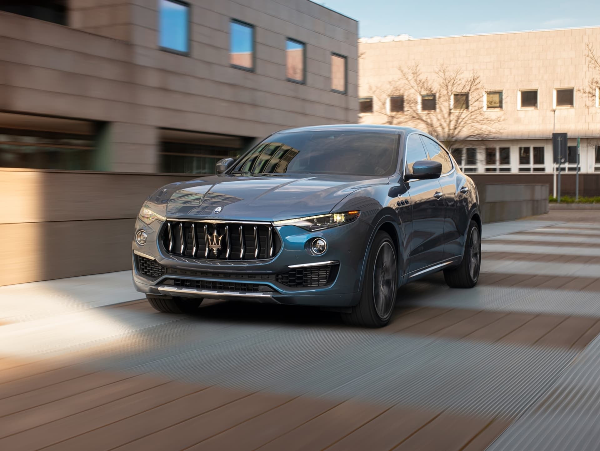 Maserati Levante en movimiento simbolizando elegancia y dinamismo urbano.