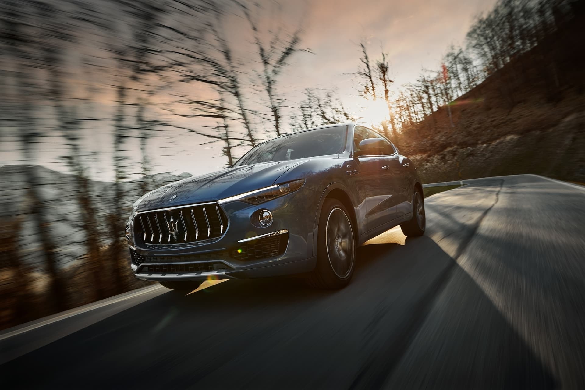 La delantera del Maserati Levante captada durante la conducción al atardecer.