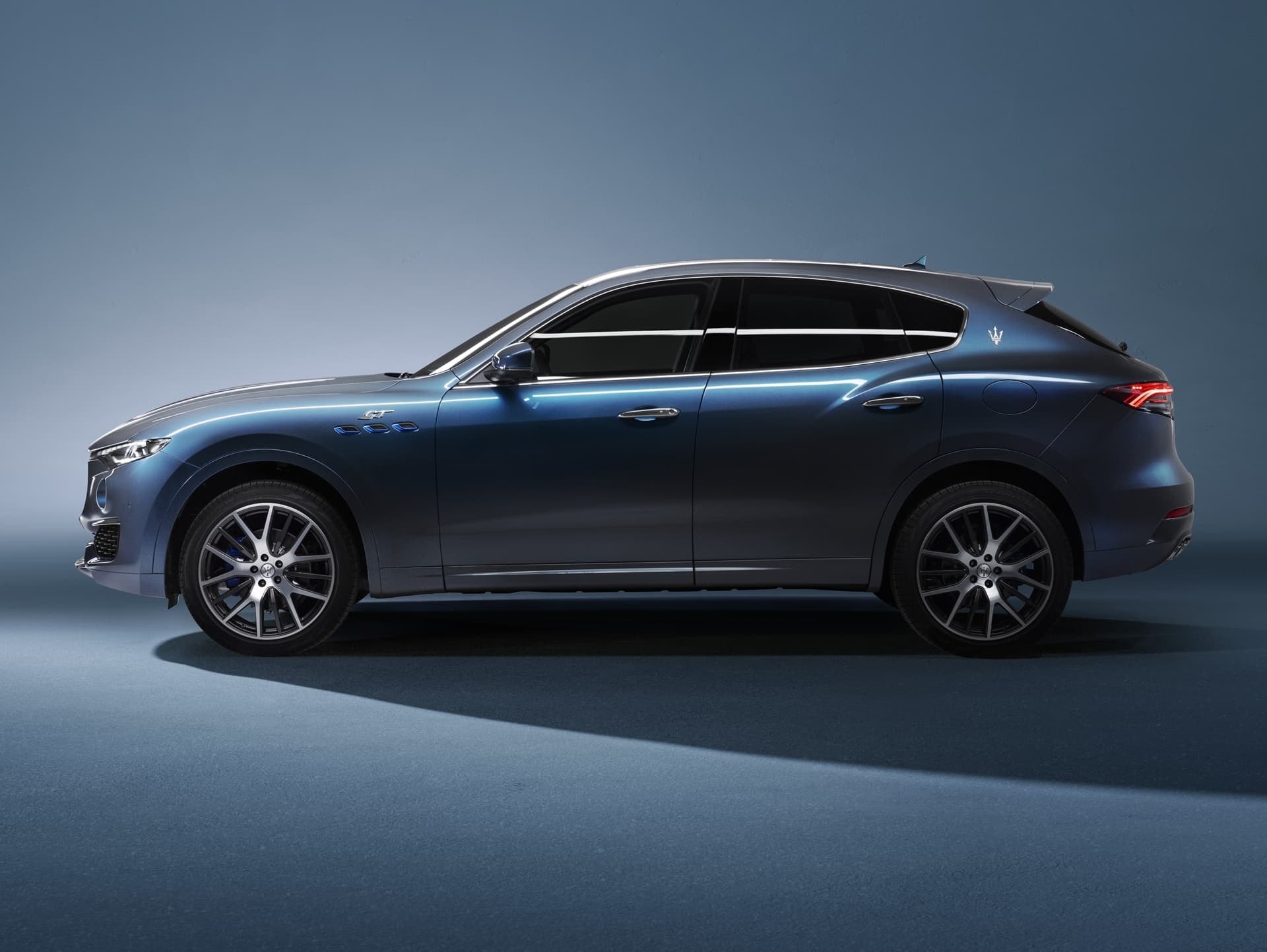 Vista lateral del Maserati Levante destacando su diseño fluido.