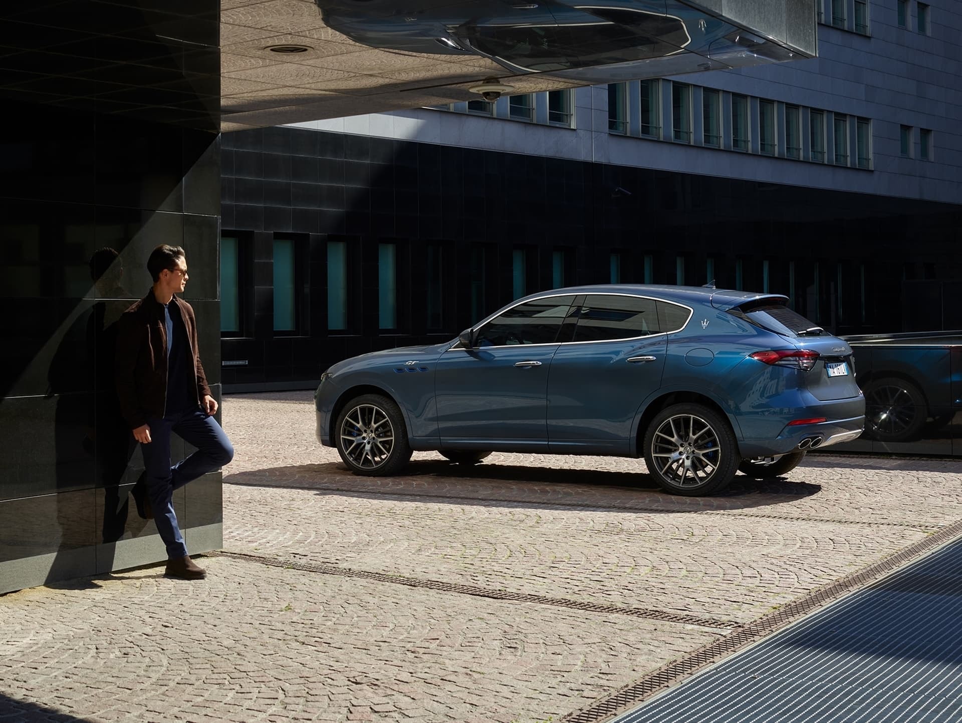 Vista lateral del Levante junto a edificios modernos.