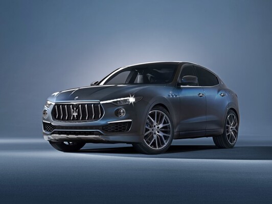 Vista lateral del Maserati Levante demostrando su diseño elegante y dinámico.