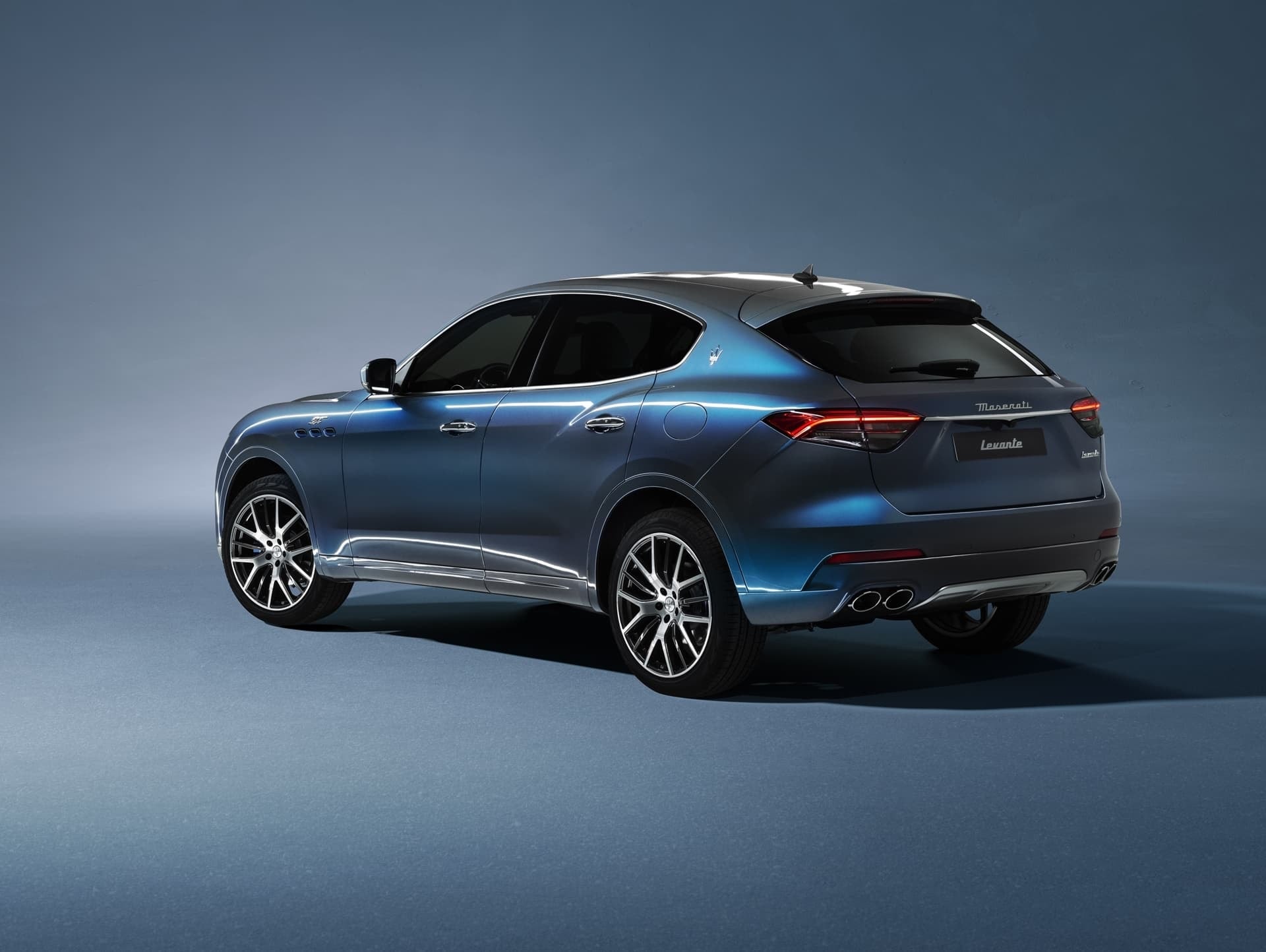 Vista trasera del Maserati Levante, enfatizando sus líneas deportivas.