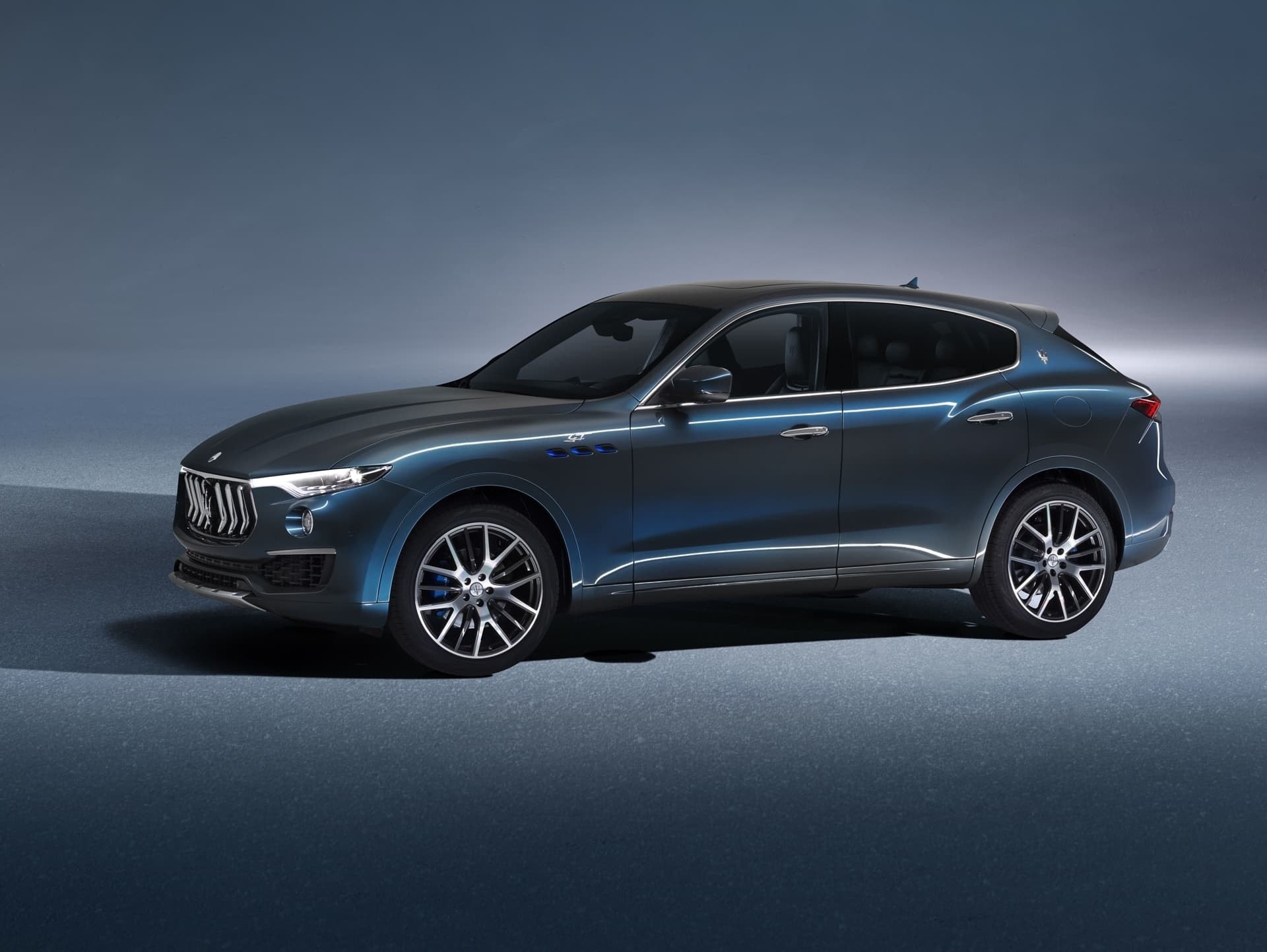 Perfil del Maserati Levante que muestra su diseño fluido y elegancia dinámica.