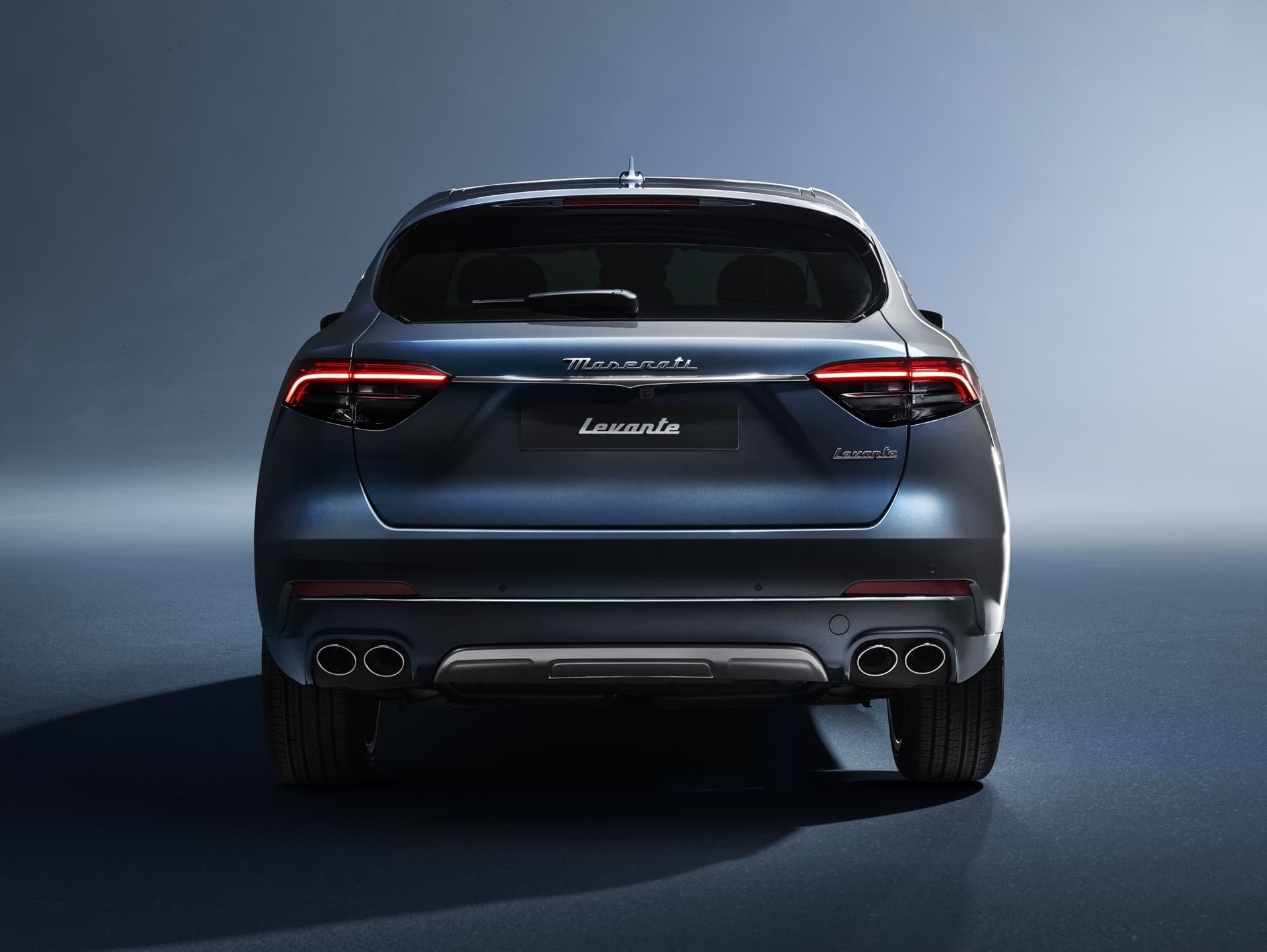 Imagen de la trasera del Levante que muestra su robustez y diseño potente.