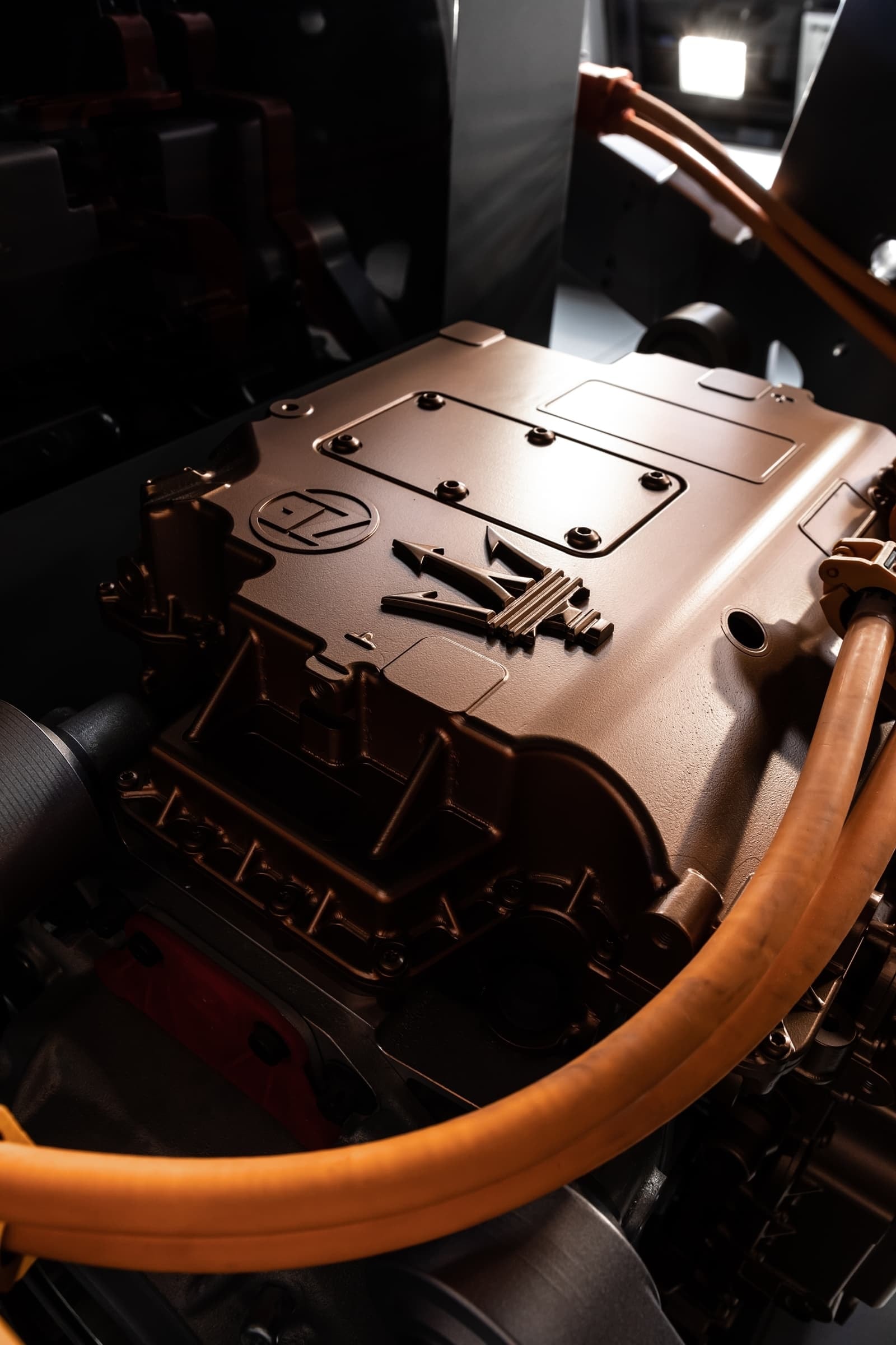 Ángulo cercano del motor eléctrico del Maserati MC20, mostrando conexiones.