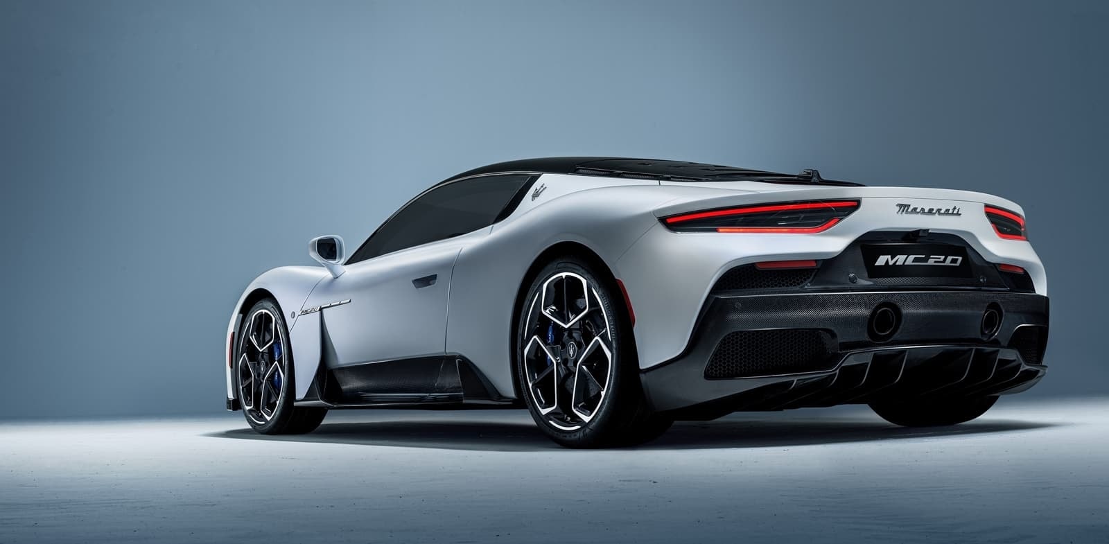 Vista trasera del Maserati MC20 enfatizando la salida de escape y difusores.