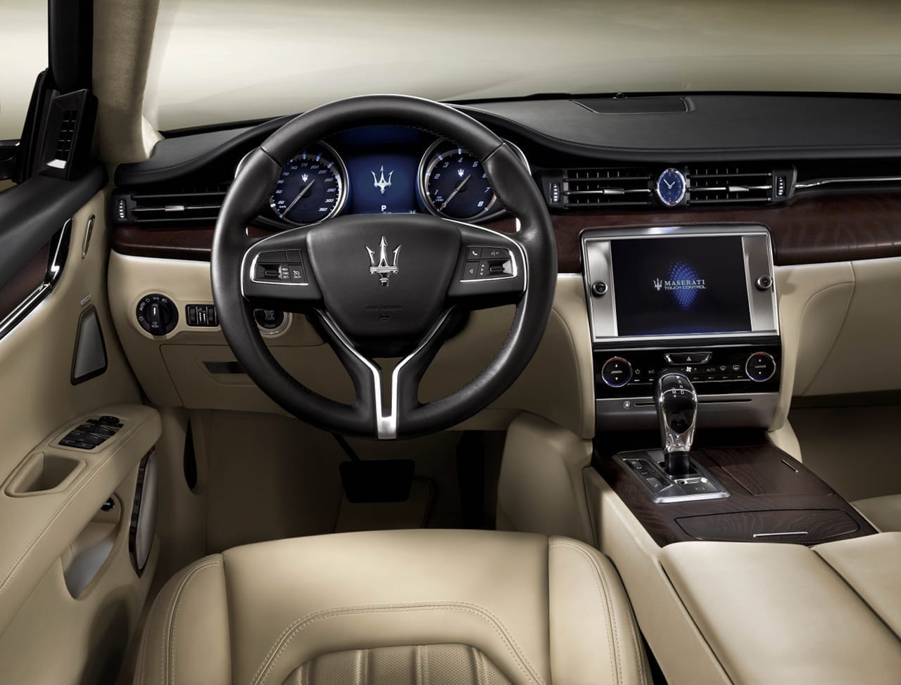Habitáculo de lujo del Maserati Quattroporte con su volante y consola central.