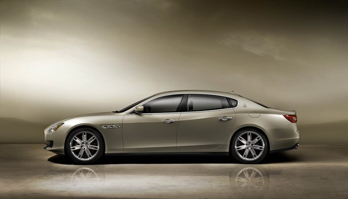 Perfil lateral del Maserati Quattroporte, exhibiendo sus líneas fluidas y dinámicas. Perfil lateral del Maserati Quattroporte, exhibiendo sus líneas fluidas y dinámicas.