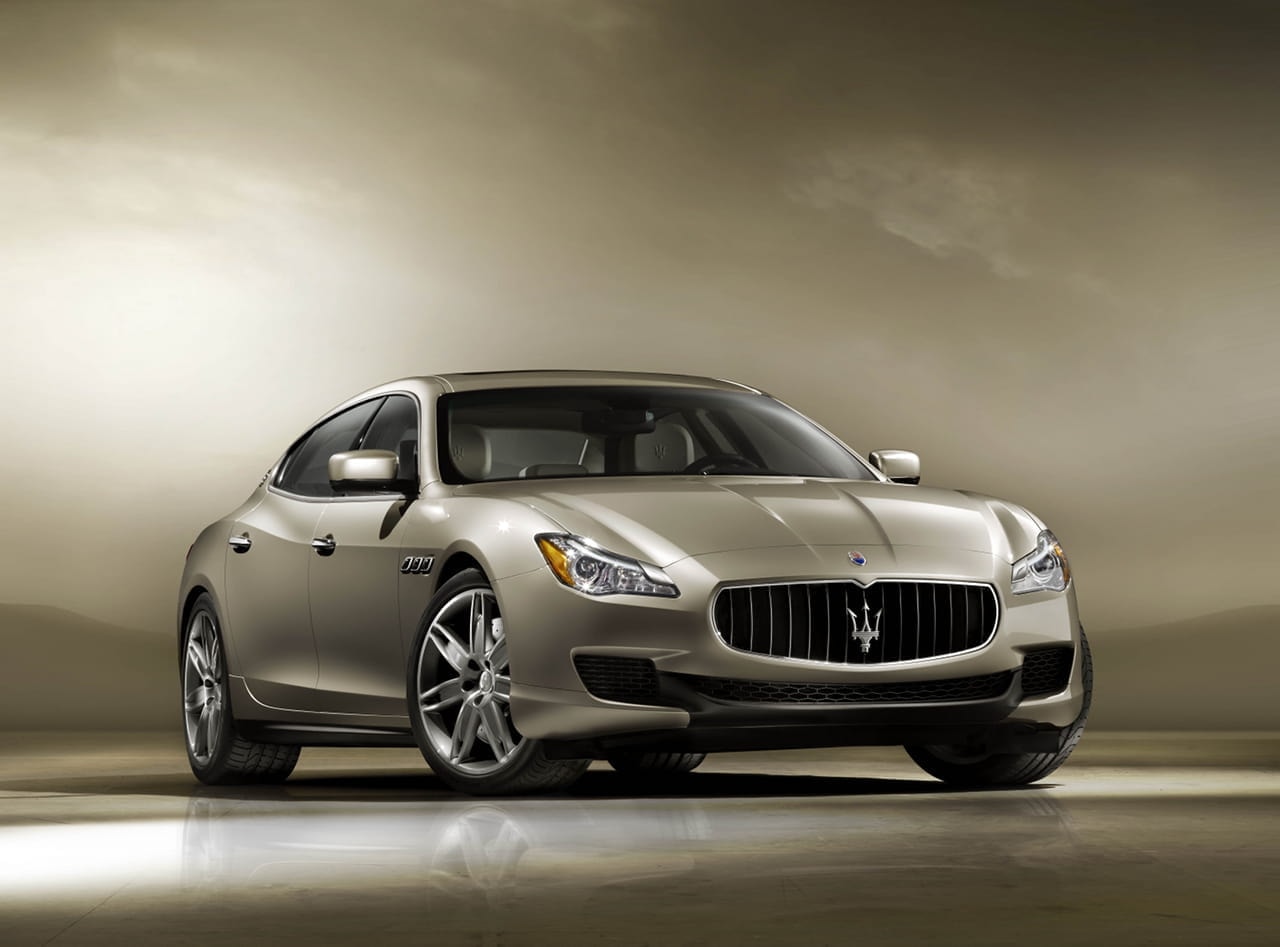 Imagen que muestra la gracia y el refinamiento del frente del Maserati Quattroporte.