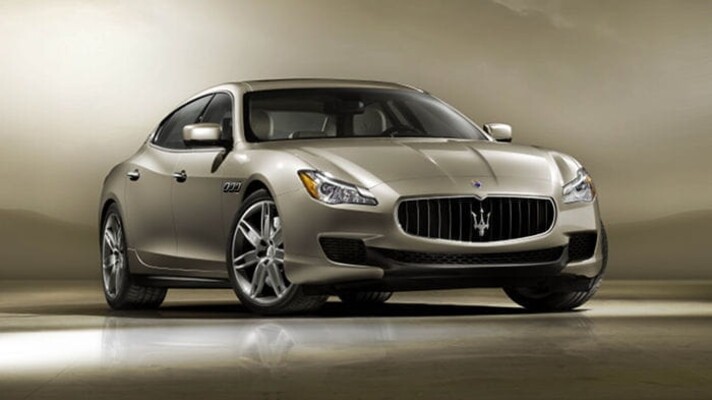 Vista frontal del Quattroporte, resaltando la icónica parrilla y el emblema del tridente. Vista frontal del Quattroporte, resaltando la icónica parrilla y el emblema del tridente.