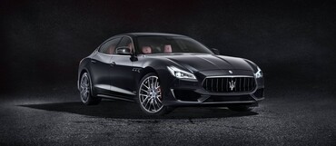 Vista frontolateral del Maserati Quattroporte destacando su diseño elegante. Vista frontolateral del Maserati Quattroporte destacando su diseño elegante.