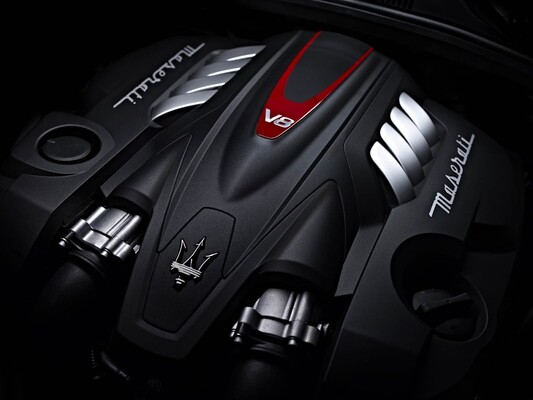 Majestuoso motor V8 del Maserati Quattroporte, símbolo de potencia e ingeniería italiana. Majestuoso motor V8 del Maserati Quattroporte, símbolo de potencia e ingeniería italiana.