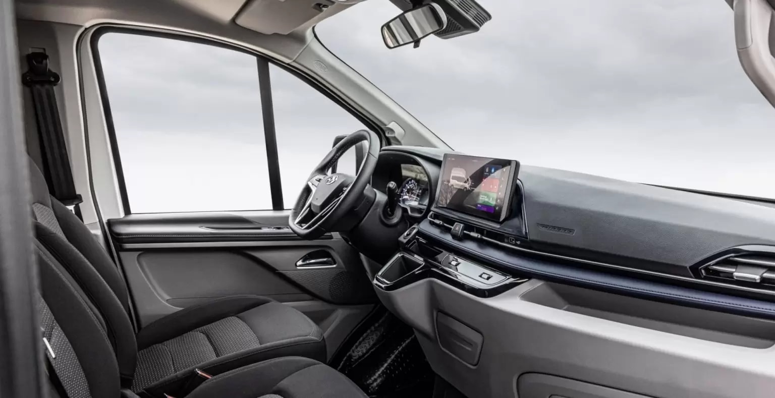 Interior espacioso y cómodo, ideal para viajes y trabajo.