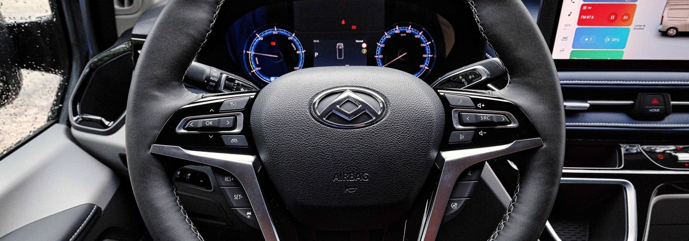 El volante ergonómico ofrece controles intuitivos para el conductor.