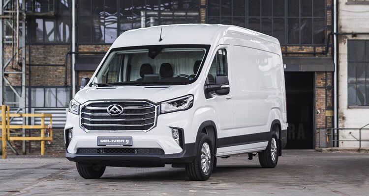 Vista delantera y lateral del Maxus Delivery 9, destacando su diseño robusto.