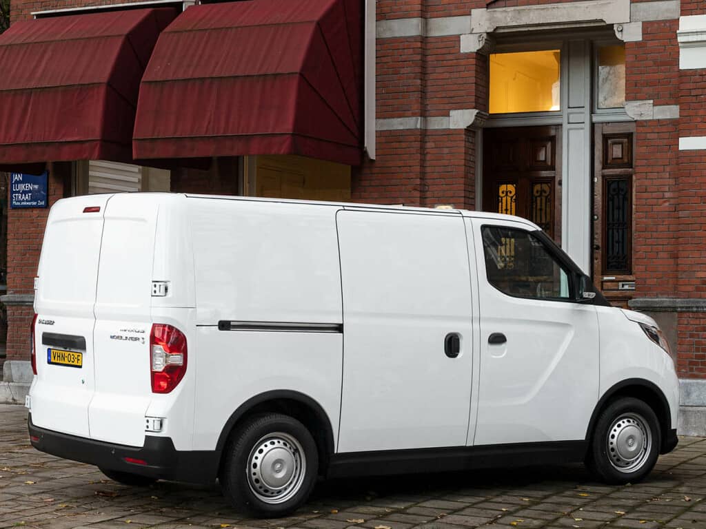 Vista lateral y parte trasera del vehículo aparcado, mostrando su adaptabilidad urbana