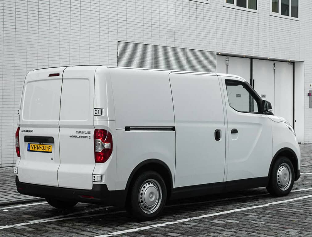 Perspectiva lateral trasera, resaltando la amplitud de la zona de carga