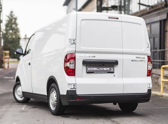 Trasera del Maxus e-Delivery 3, con foco en la funcionalidad de la puerta de carga Trasera del Maxus e-Delivery 3, con foco en la funcionalidad de la puerta de carga