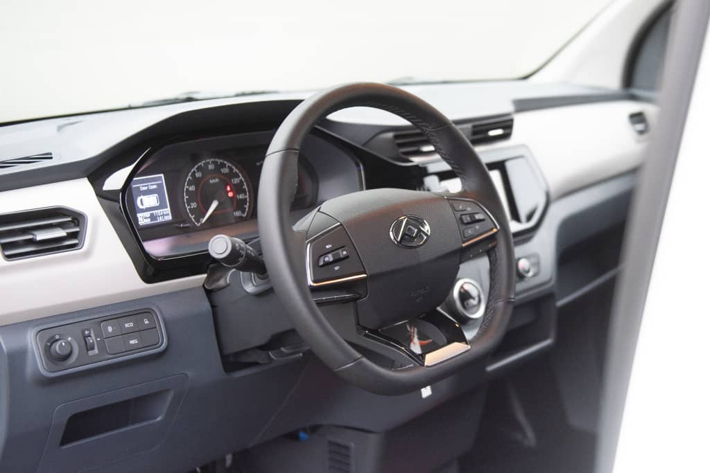 Cabina con enfoque en volante e instrumentación, ergonomía pensada para el conductor