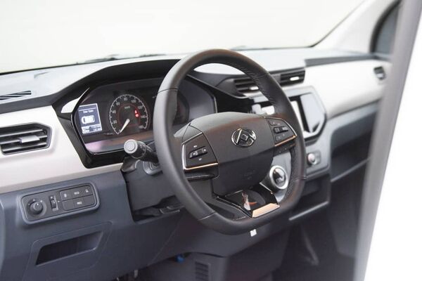 Cabina con enfoque en volante e instrumentación, ergonomía pensada para el conductor Cabina con enfoque en volante e instrumentación, ergonomía pensada para el conductor