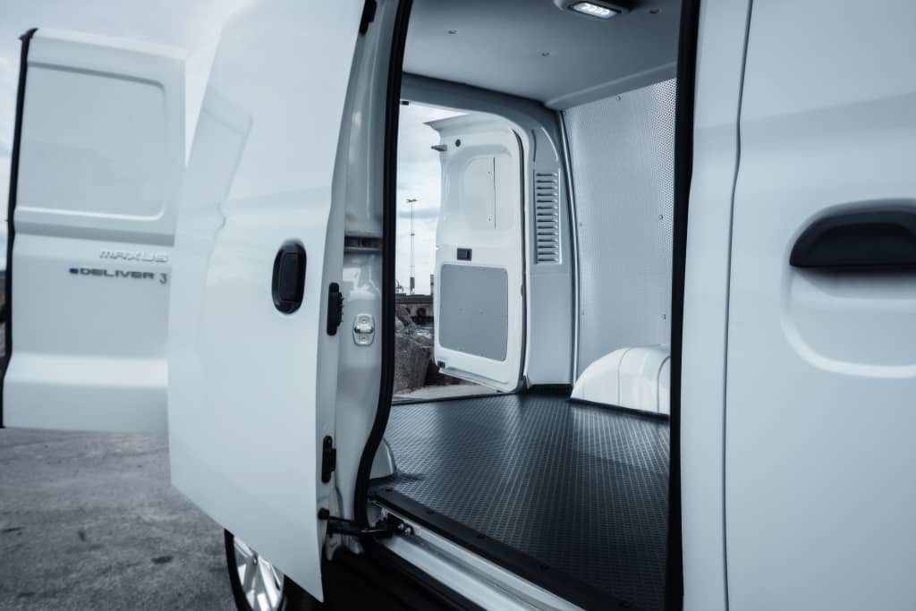 Interior de la zona de carga, amplio espacio con acceso lateral fácil