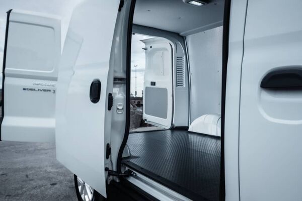 Interior de la zona de carga, amplio espacio con acceso lateral fácil Interior de la zona de carga, amplio espacio con acceso lateral fácil