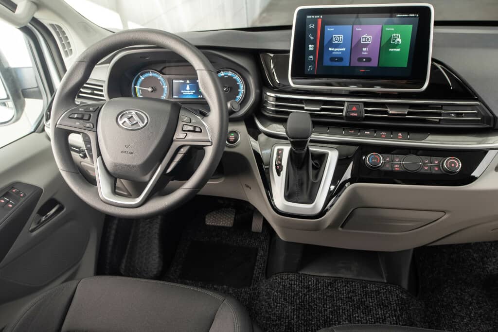 Cabina del Maxus e-Delivery con pantalla táctil y volante multifunción.