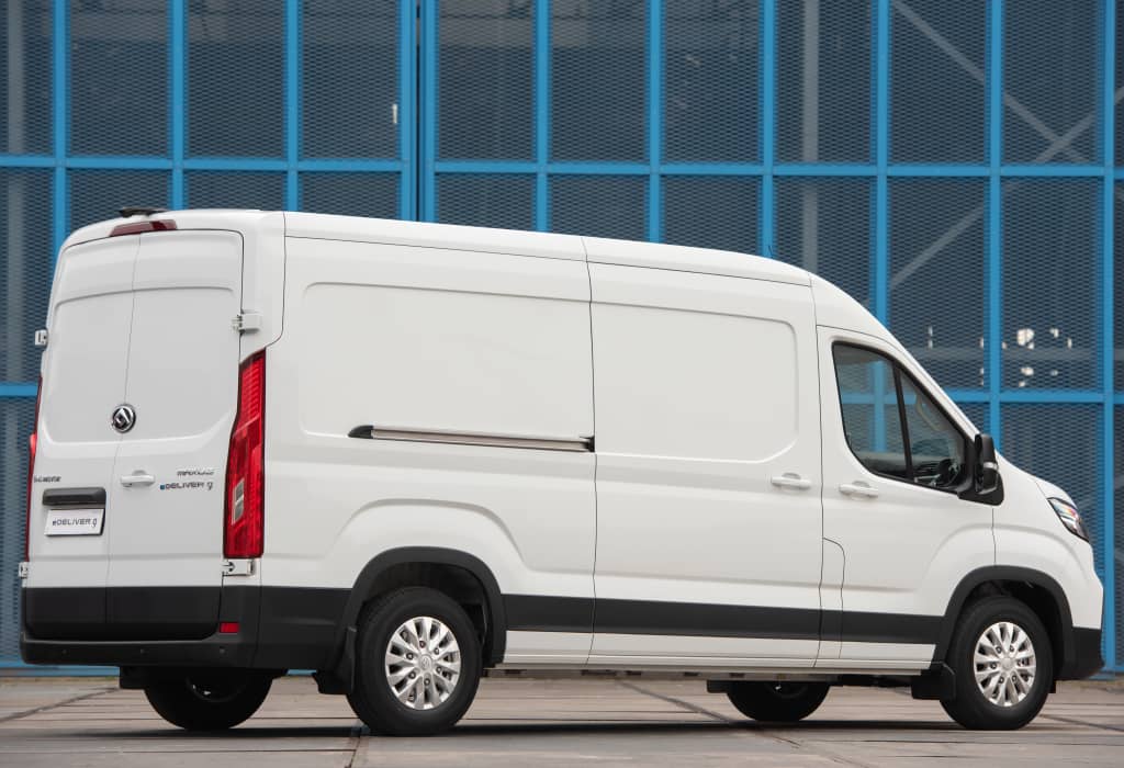 Vista lateral del Maxus e-Delivery 9 en dinámica urbana, eficiencia eléctrica en acción.