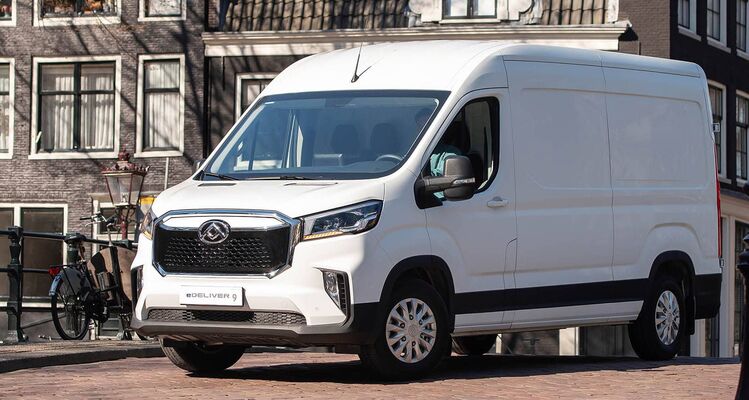 Maxus e-Delivery 9 mostrando su imponente frontal en entorno urbano.