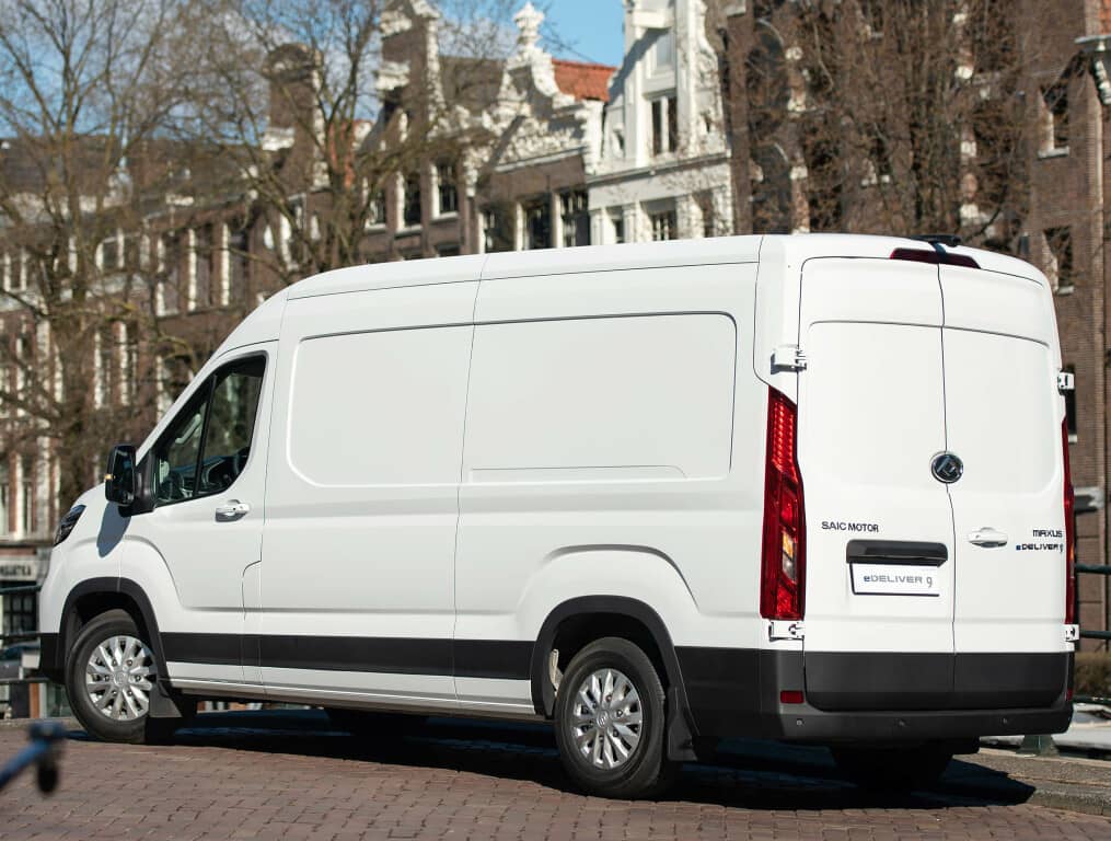 Vista lateral del Maxus e-Delivery 9, destacando su línea funcional.