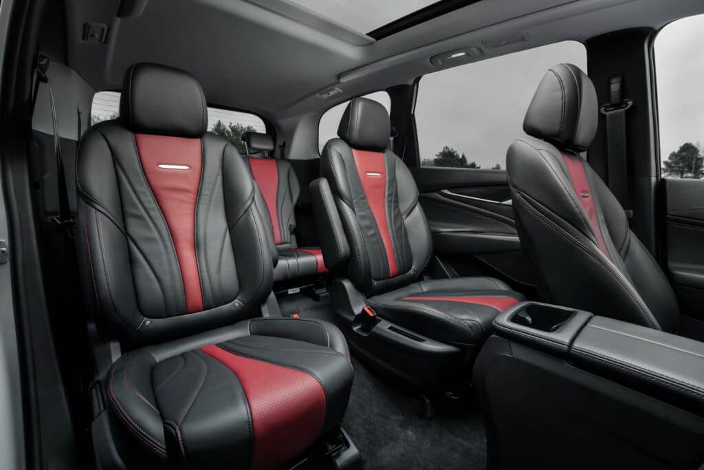 Asientos de cuero rojo y negro del Maxus Euniq 5, ilustrando el espacio y confort.