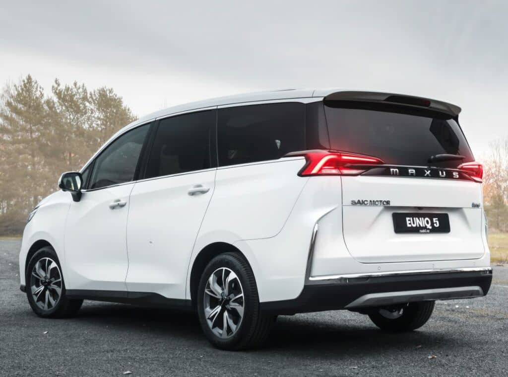 Vista trasera y lateral del Maxus Euniq 5 destacando sus líneas modernas.