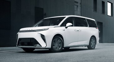 Vista angular delantera del Maxus Mifa 9, destacando su diseño moderno. Vista angular delantera del Maxus Mifa 9, destacando su diseño moderno.