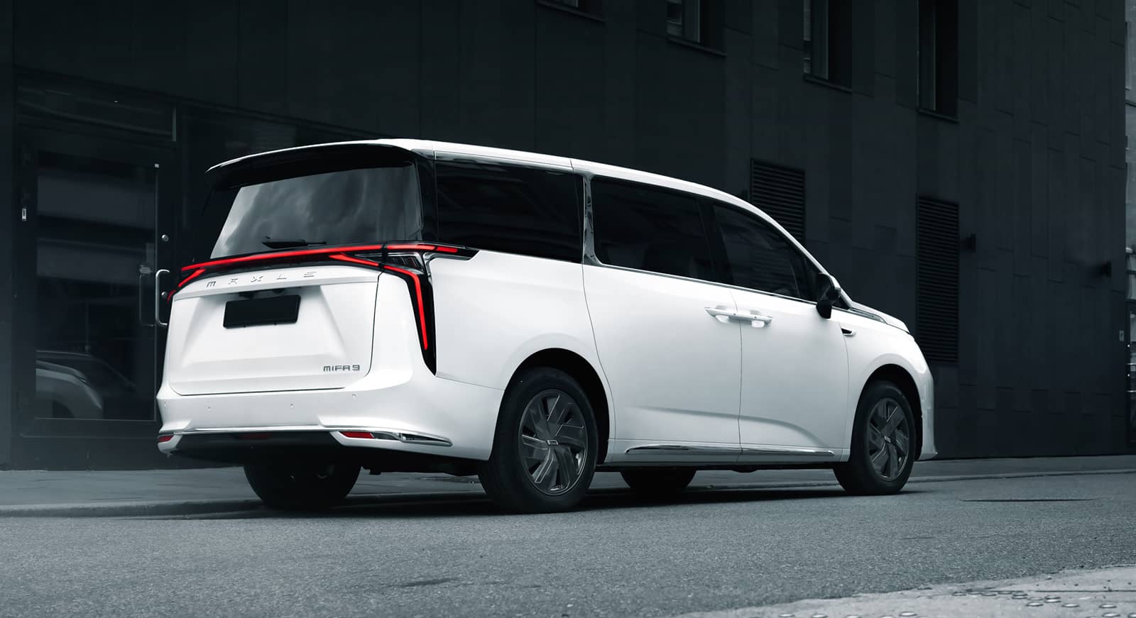 Imagen lateral trasera del Maxus Mifa 9 que exhibe su línea de diseño y ópticas.