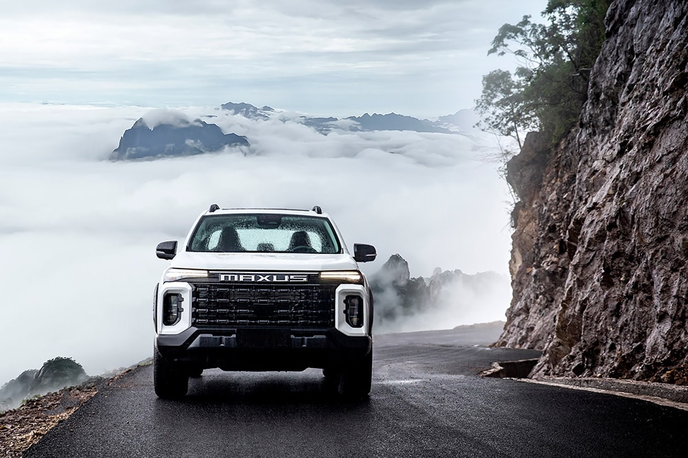 Vista frontal del Maxus T60 Max en un paisaje montañoso impresionante.