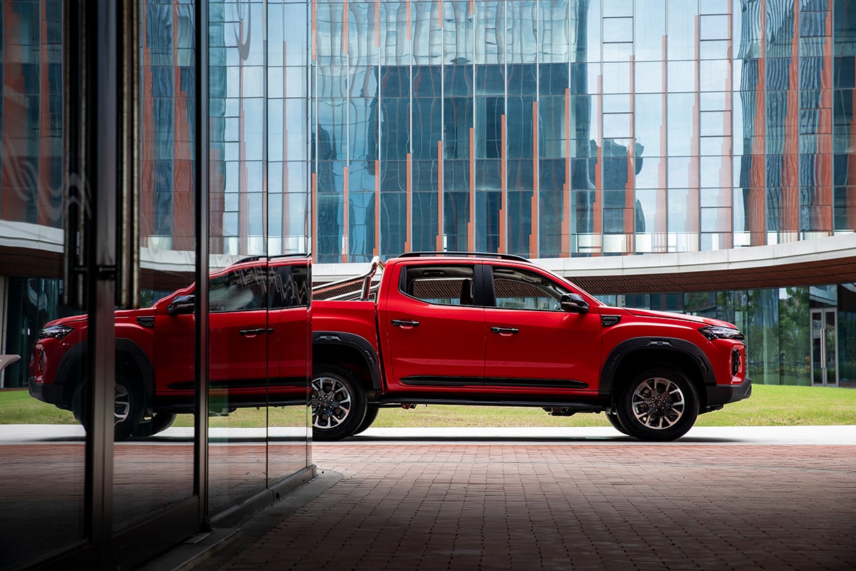 Diseño audaz del T60 Max destacándose en un entorno natural