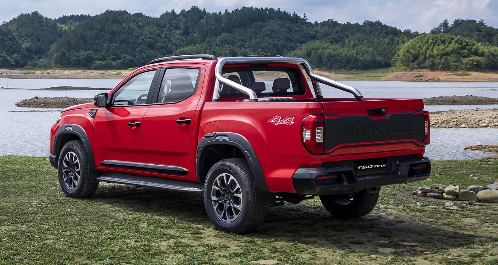 Vista trasera y lateral del Maxus T60 Max en un entorno natural