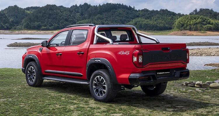 Vista trasera y lateral del Maxus T60 Max en un entorno natural Vista trasera y lateral del Maxus T60 Max en un entorno natural